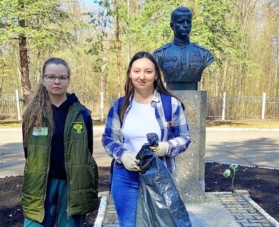 В преддверии Дня Великой Победы сотрудники Северного управления Росприроднадзора провели уборку на территории воинских захоронений