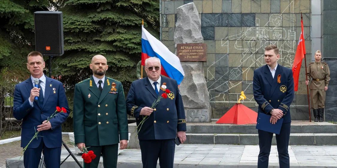 Руководитель Уральского межрегионального управления Росприроднадзора возложил цветы к Мемориальному комплексу