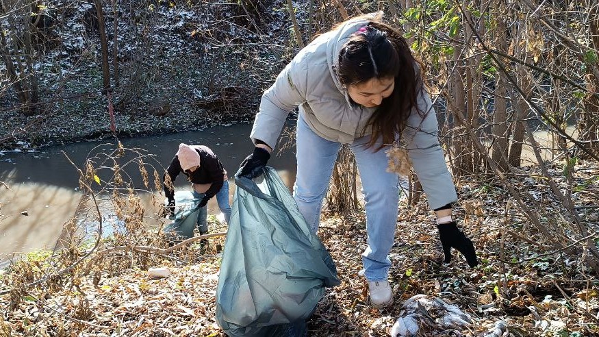 В Горно-Алтайске Росприроднадзор провел субботник на памятном мемориале.