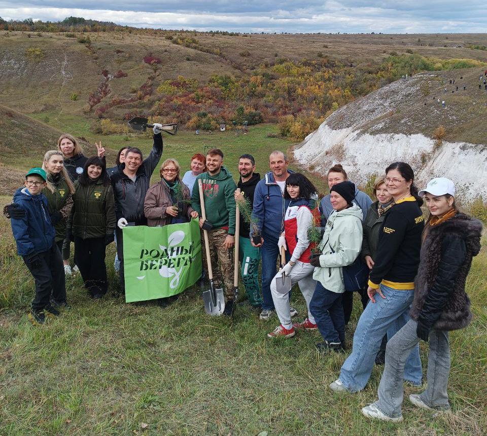 Молодежный совет Центрально-Черноземного управления Росприроднадзора принял участие в экологическом марафоне по высадке деревьев в Костенках в рамках акции "Родные берега" 