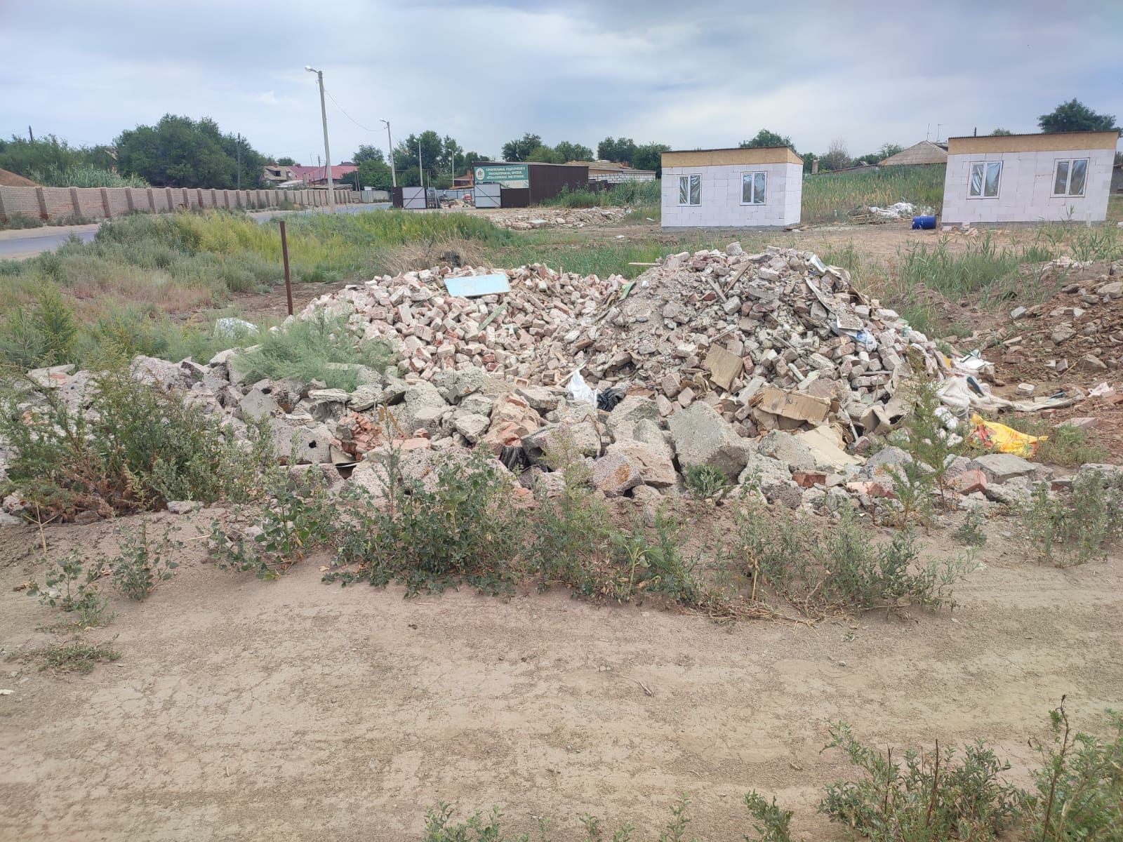 В Астраханской области суд признал законным и обоснованным привлечение физического лица к административной ответственности за сброс отходов на почву