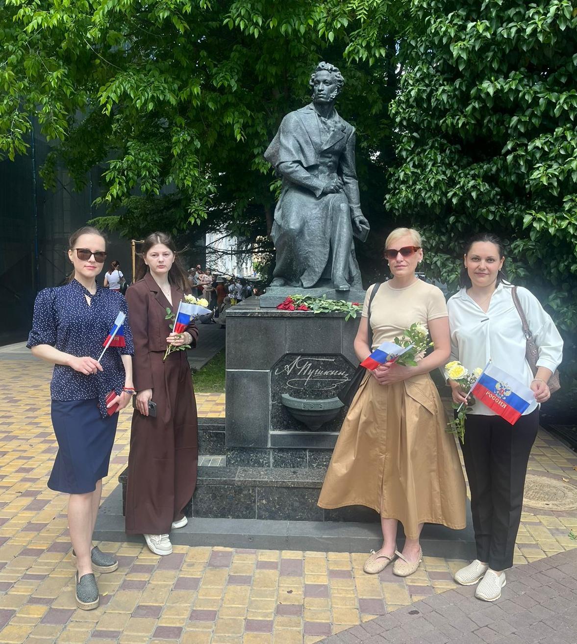 В Севастополе сотрудники Южного управление Росприроднадзора возложили цветы к памятникам великих людей России