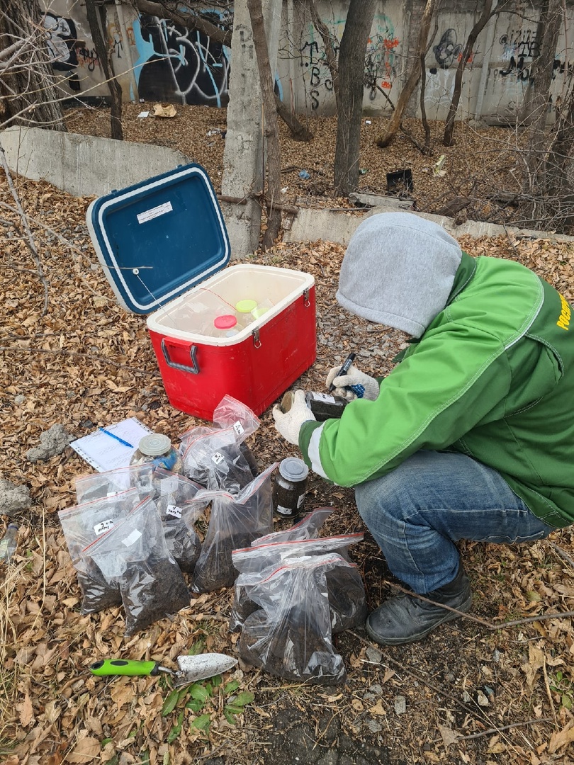 Сотрудники Приамурского управления Росприроднадзора продолжают вести борьбу с несанкционированными свалками на территории г. Хабаровска в районе ул. Шеронова д.20