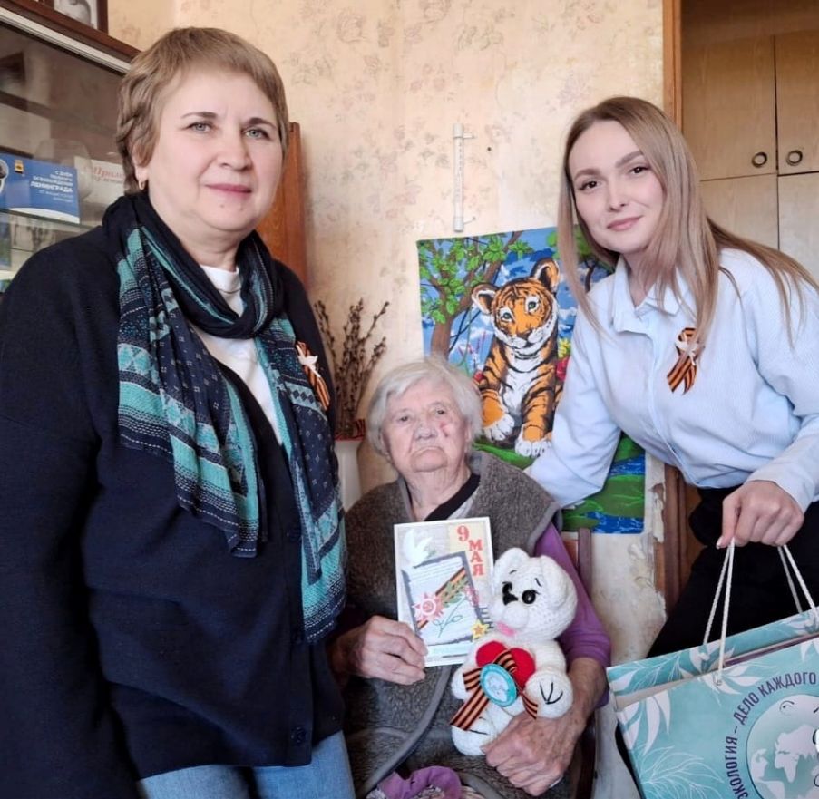 В Новороссийске сотрудники Росприроднадзора поздравили с Днём Победы ветерана Великой Отечественной войны