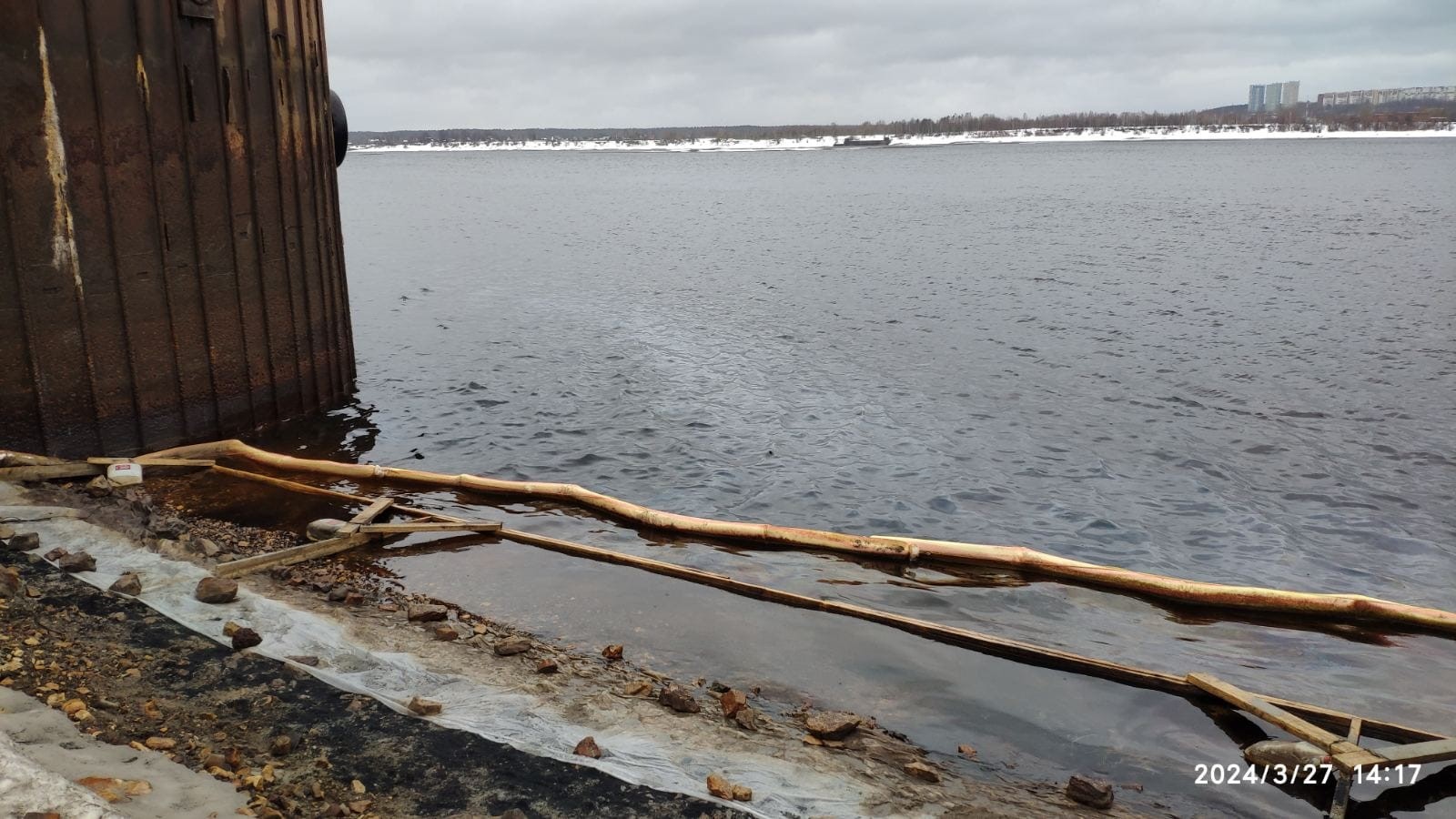 Сотрудниками Росприроднадзора зафиксирован факт разлива нефтепродуктов в Перми