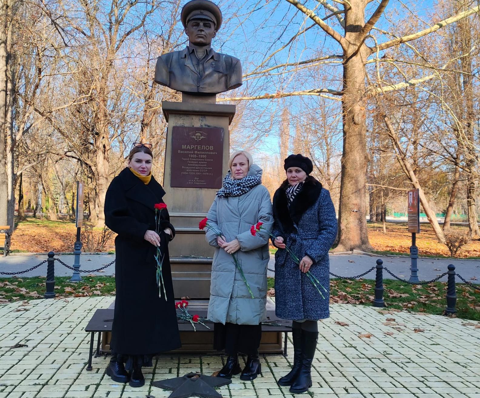 В Симферополе сотрудники Управления совместно с детьми почтили память павшим воинам
