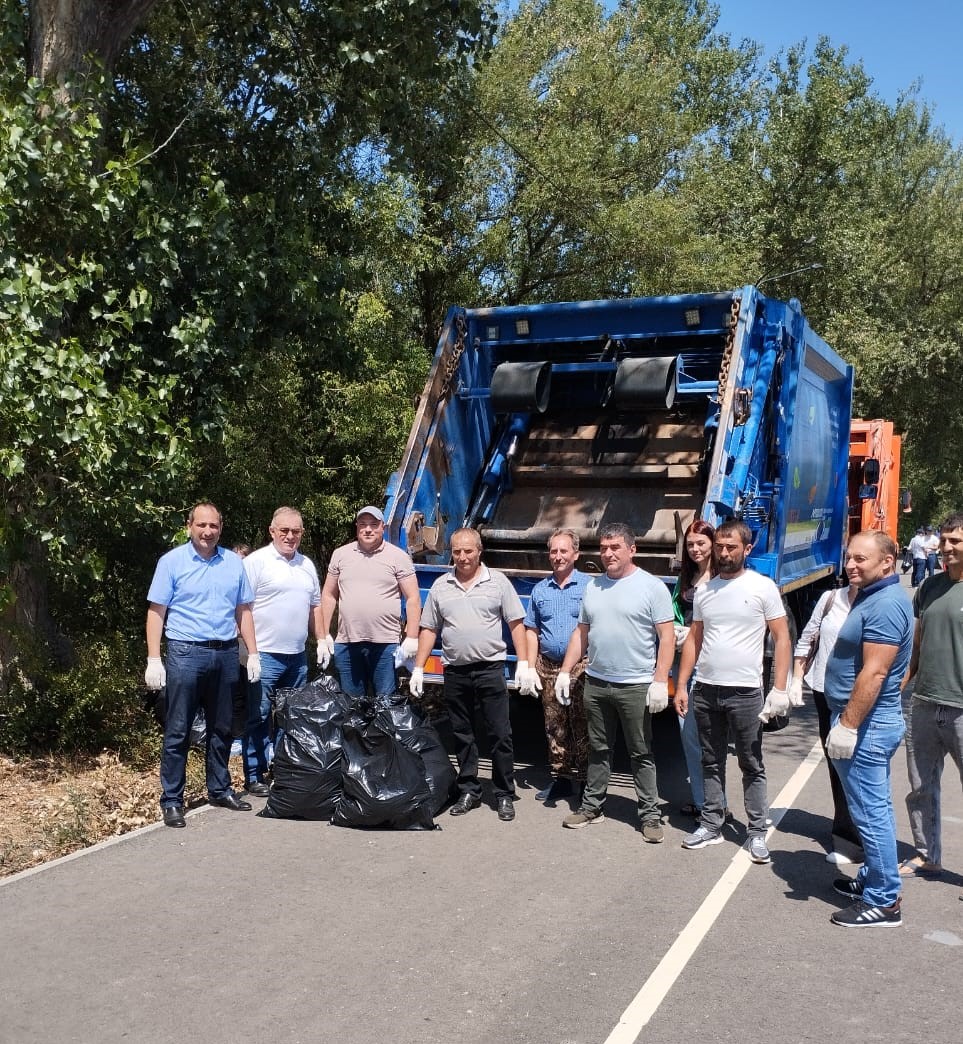 Сотрудники Северо-Кавказского межрегионального управления Росприроднадзора приняли участие в масштабной акции «Особенности национальной уборки»