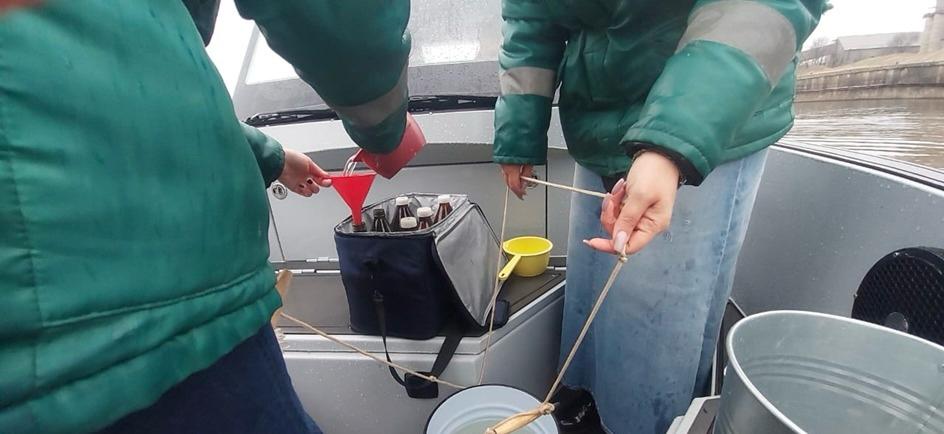 Росприроднадзором приняты меры по факту загрязнения нефтепродуктами акватории реки Прямая Болда в городе Астрахань