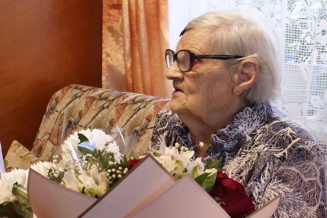 Сотрудники Верхне-Волжского управления поздравили труженицу тыла со столетним юбилеем