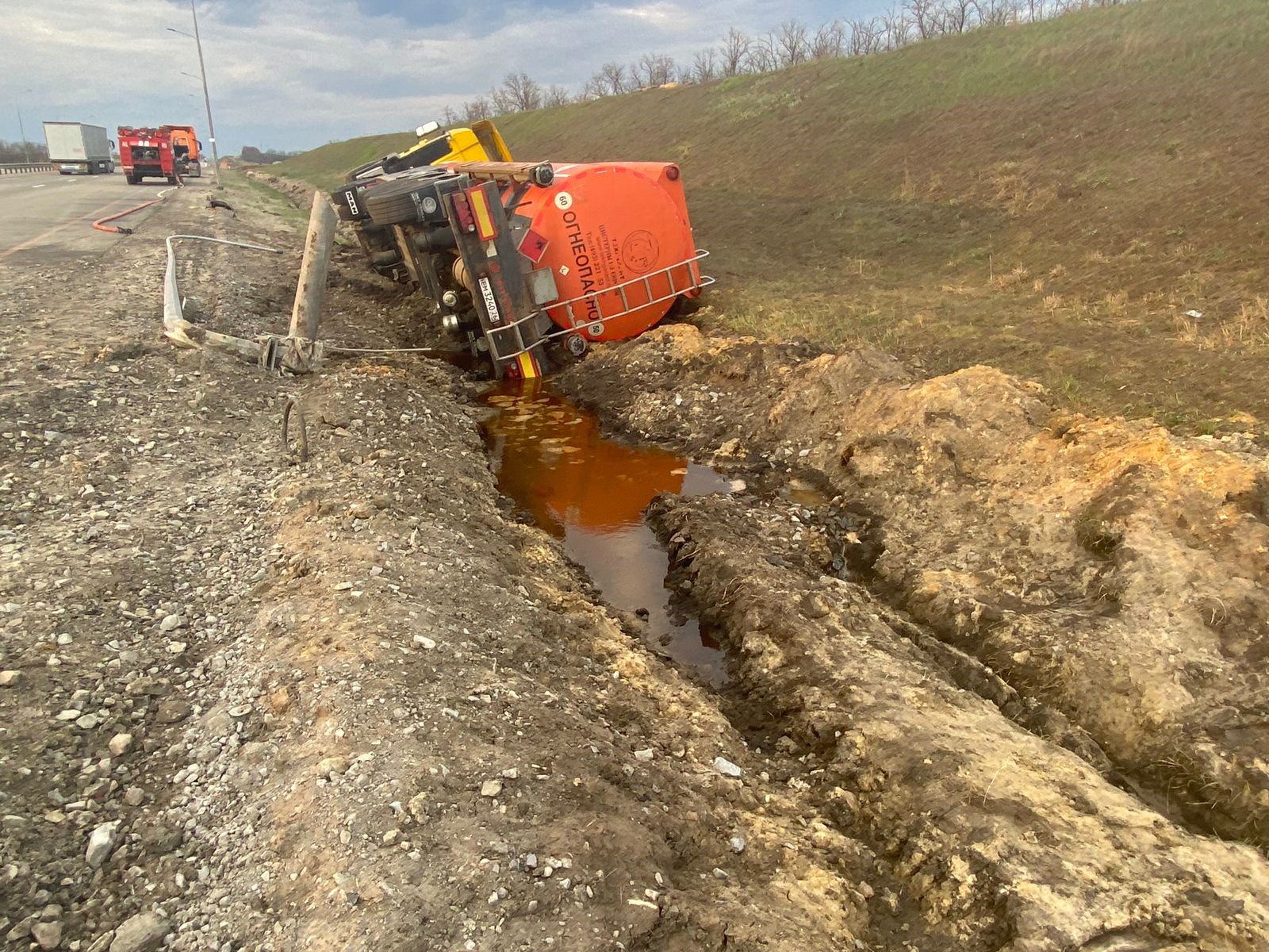 Росприроднадзор проводит проверку по факту загрязнения почвы нефтепродуктами в результате дорожно-транспортного происшествия в Чертковском районе Ростовской области