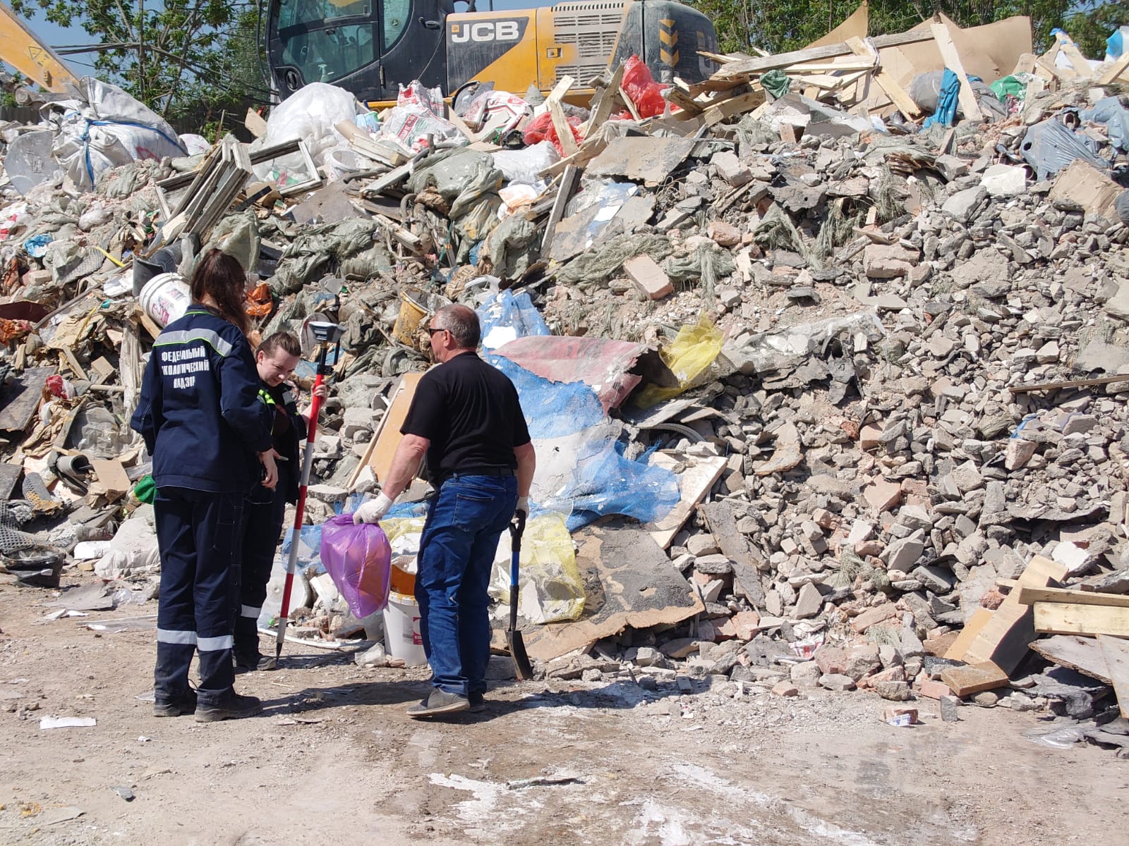 Сотрудники Росприроднадзора и работники Межрайонной природоохранной прокуратуры выявили нарушения в обращении с отходами в Южнопортовом районе Москвы