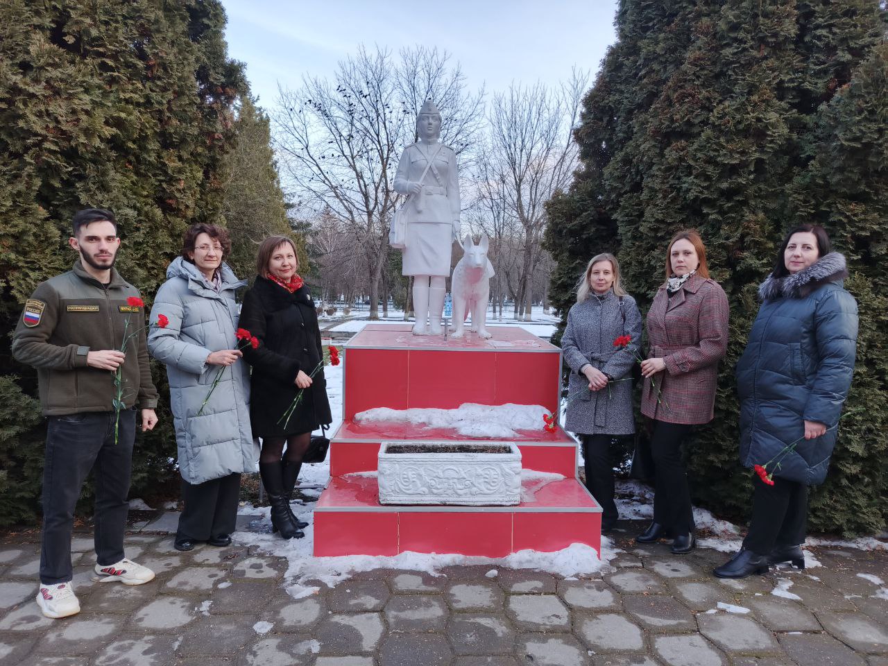Сотрудники Северо-Кавказского управления Росприроднадзора возложили цветы к памятнику посвященному женщинам – военным медикам 