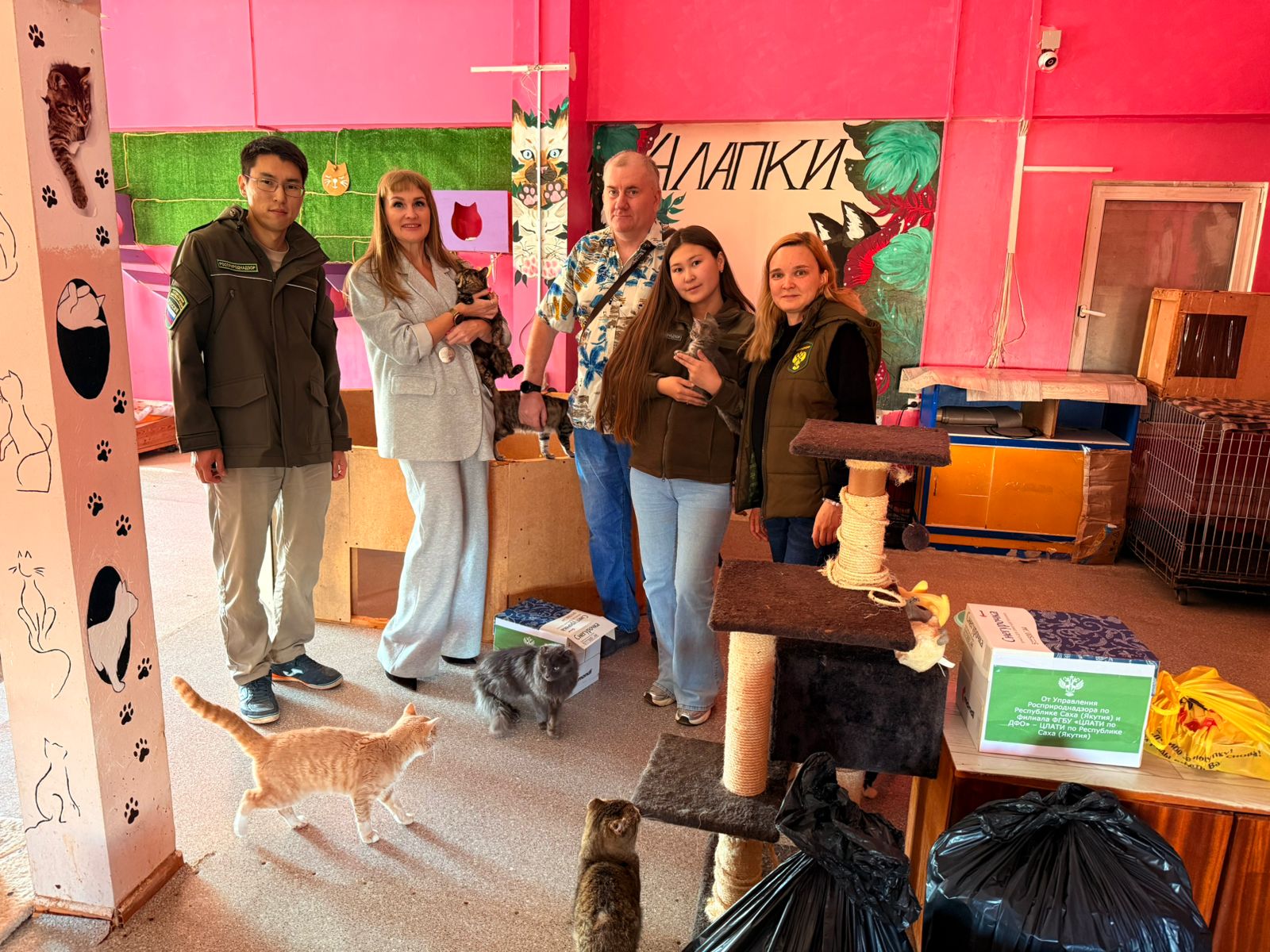 Сотрудники Управления Росприроднадзора по РС(Я) совместно с сотрудниками филиала ФГБУ «ЦЛАТИ по ДФО» - ЦЛАТИ по Республике Саха (Якутия) приняли участие в доброй благотворительной акции ко Дню бездомных животных
