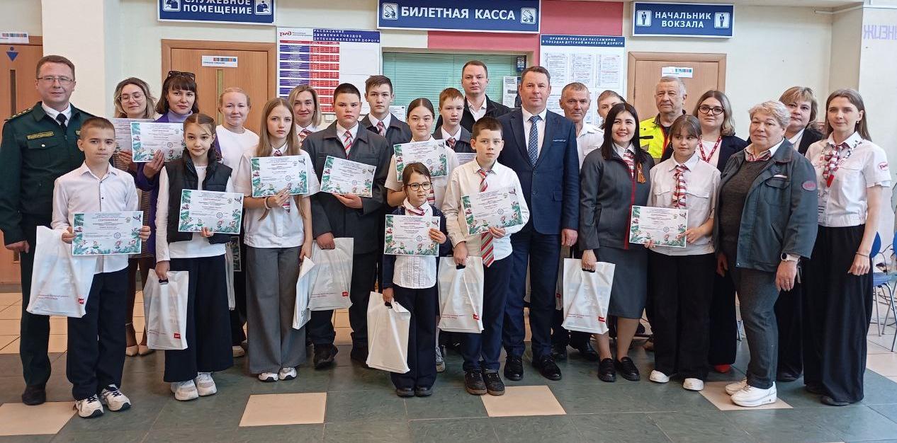 Представители Управления Росприроднадзора наградили участников конкурса «Эколята-друзья пернатых»