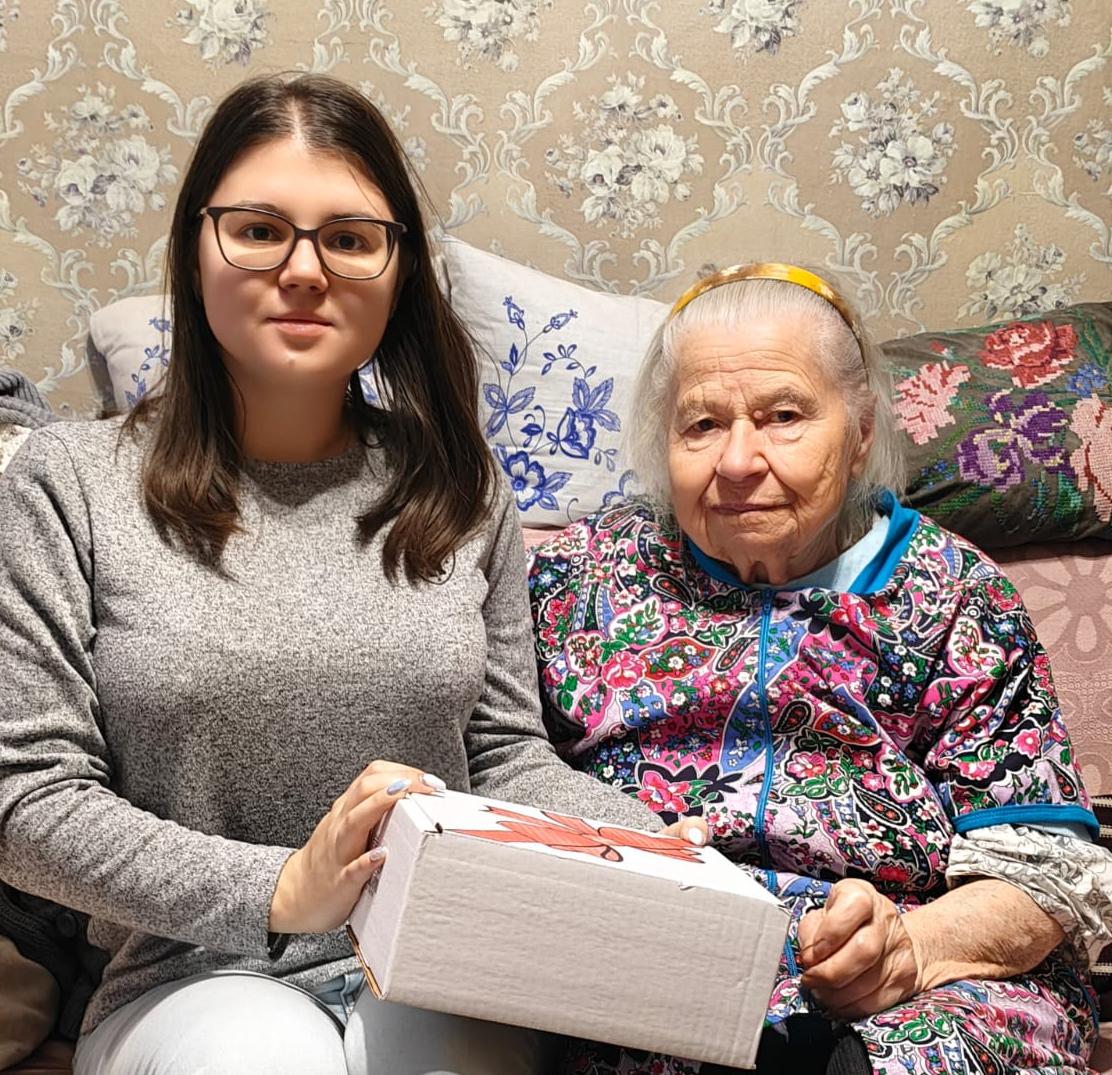 Сотрудники СЗМУ Росприроднадзора поздравили с наступающим Новым годом ветерана Великой Отечественной войны