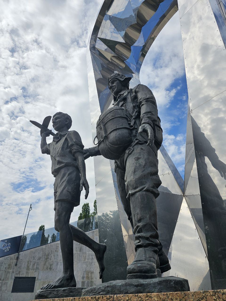 В преддверии праздника Дня Воздушно-десантных войск сотрудники Центрально-Черноземного управления Росприроднадзора посетили Музей ВДВ в Воронеже