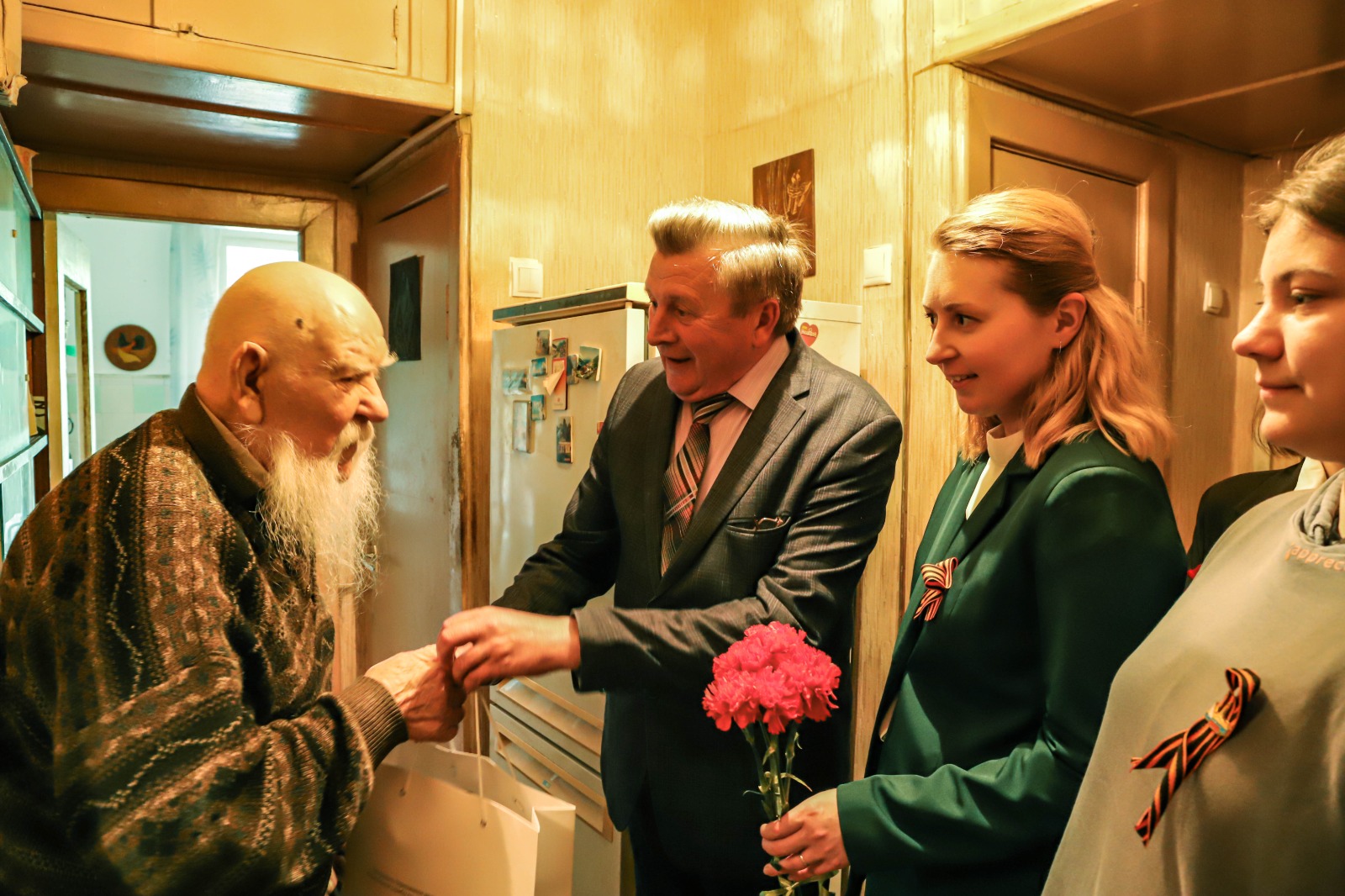 В Воронеже сотрудники Росприроднадзора и ЦЛАТИ в преддверии Дня Победы поздравили ветеранов Великой Отечественной войны                              