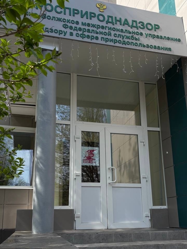Сотрудники Верхне-Волжского управления оформили окна подразделений символами Победы