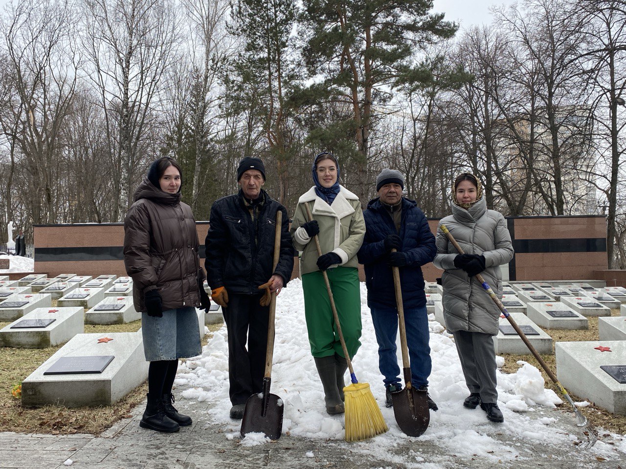 Сотрудники Росприроднадзора приняли участие в уборке территории воинского мемориала