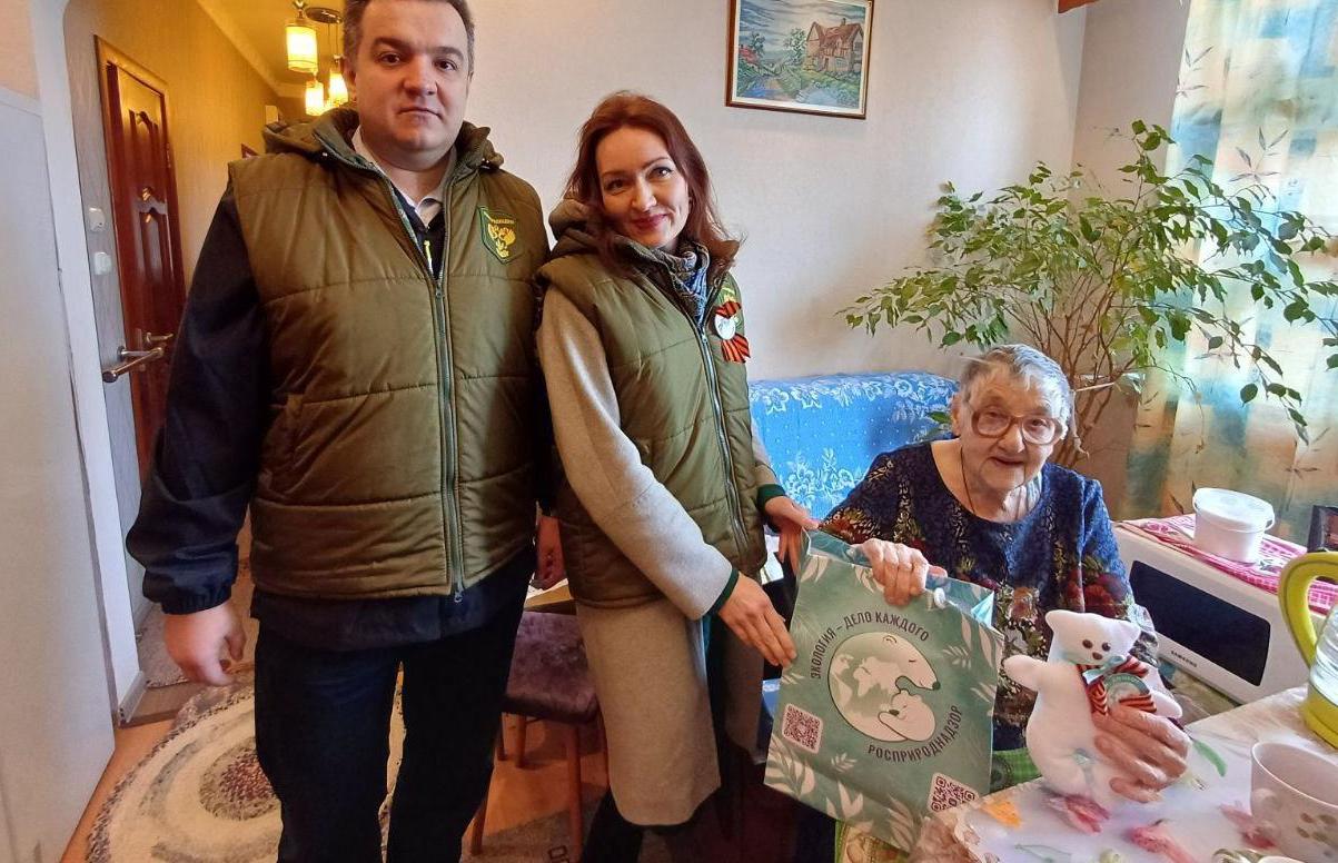 В Тюмени сотрудники Северо-Уральского межрегионального управления Росприроднадзора поздравили ветеранов Великой Отечественной Войны с Днем Победы 