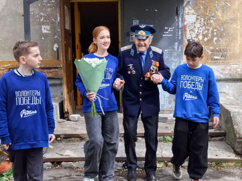 Инспекторы Росприроднадзора в Нижнем Новгороде вместе с волонтерами поздравили ветеранов с Днем Победы
