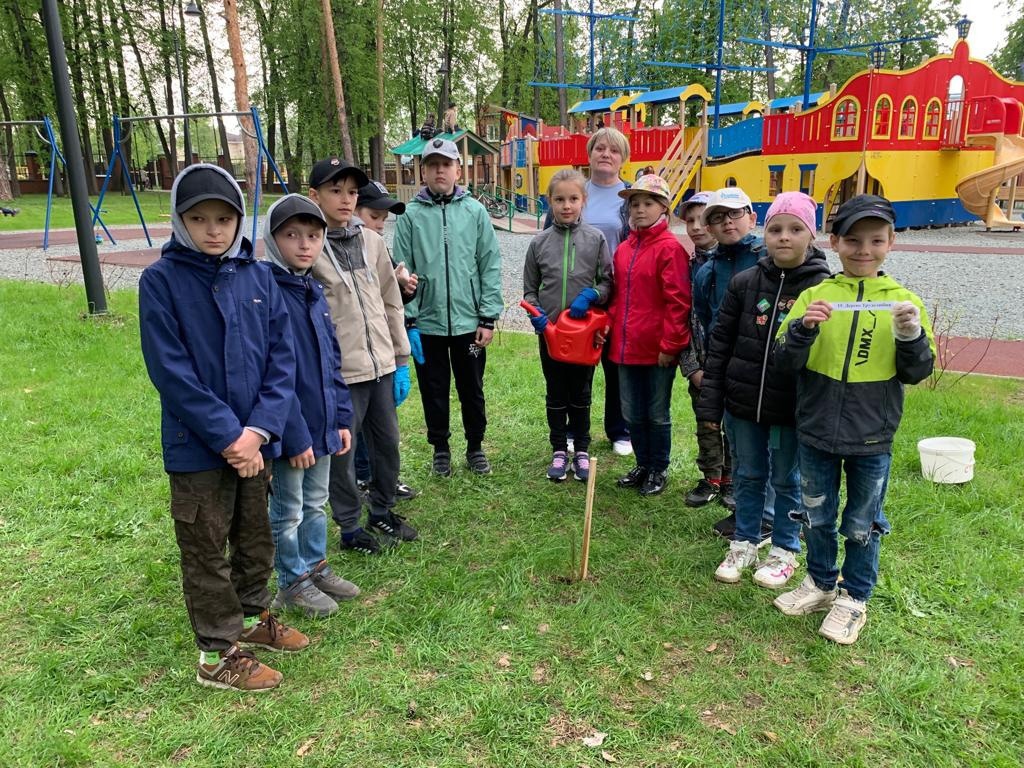 В г. Сарапул сотрудники Росприроднадзора приняли участие в посадке Аллеи Детства