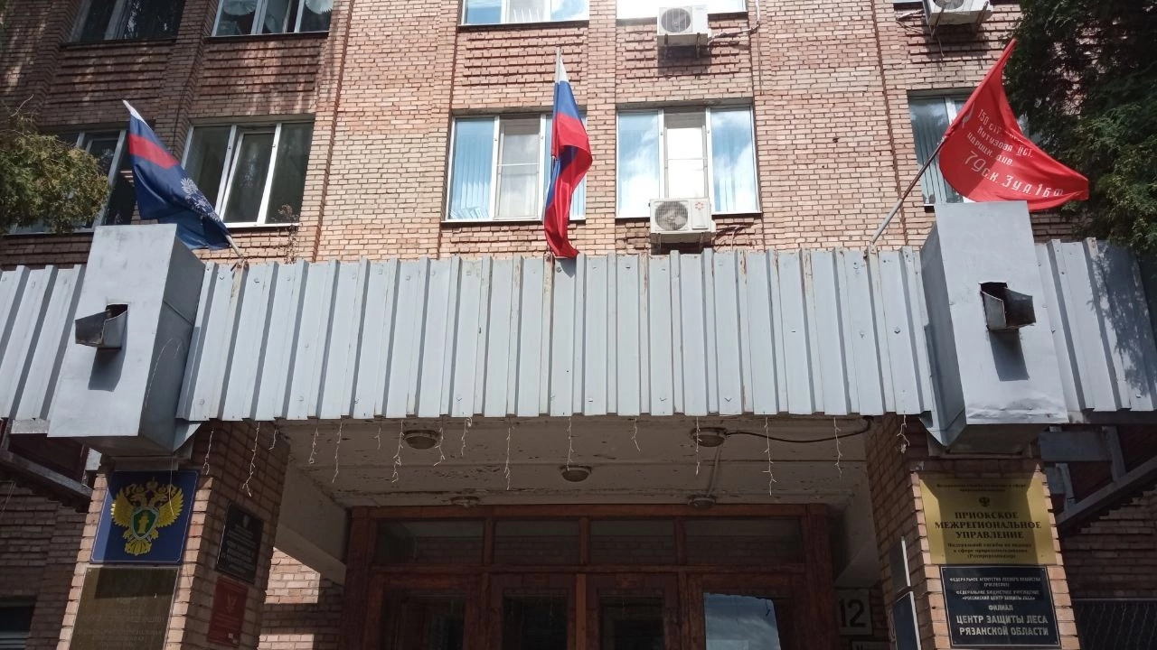 В честь Дня Флага Российской Федерации сотрудники Приокского межрегионального управления Росприроднадзора приняли участие во всероссийских акциях по украшению зданий Управления