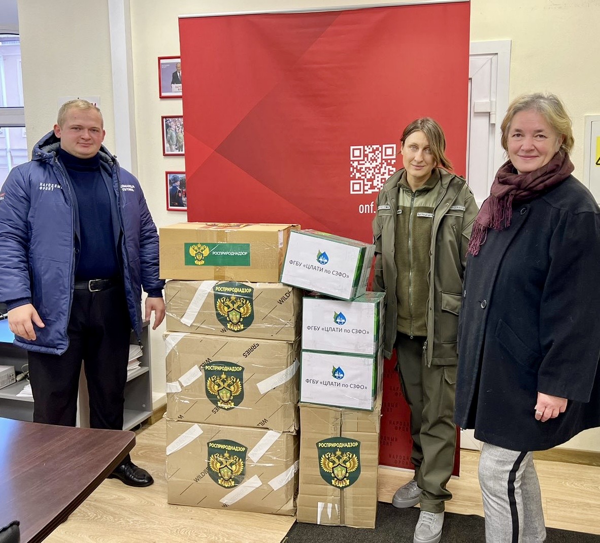 СЗМУ Росприроднадзора и ФГБУ «ЦЛАТИ по СЗФО» передали через петербургский исполком Народного фронта посылку для жителей приграничных территорий 