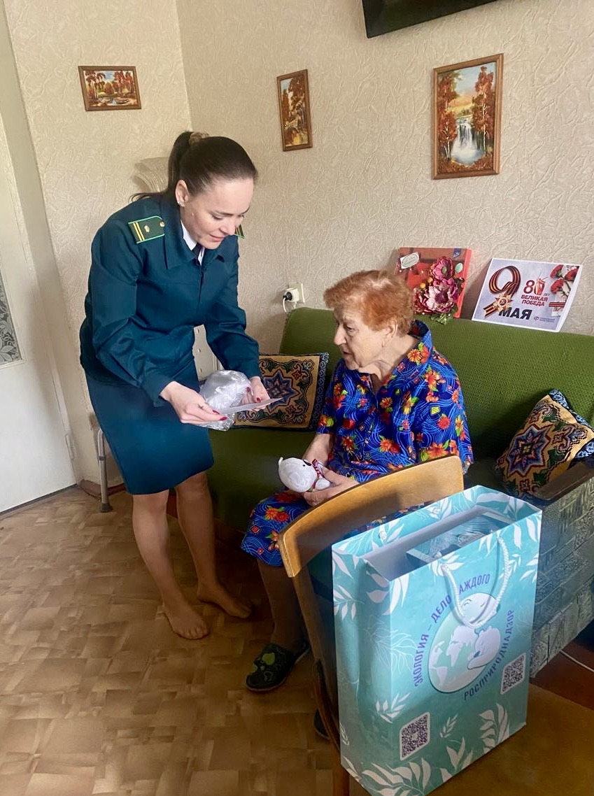 Сотрудники Приокского управления Росприроднадзора поздравили ветеранов Великой Отечественной войны и вручили им подарки и детские открытки