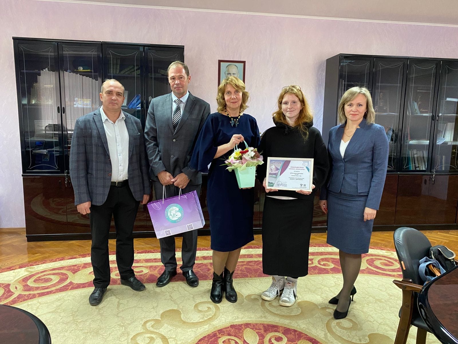 Сотрудники Приокского межрегионального управления Росприроднадзора поздравили Ульяну Доган с победой в премии «Экология - дело каждого» и вручили специальный приз