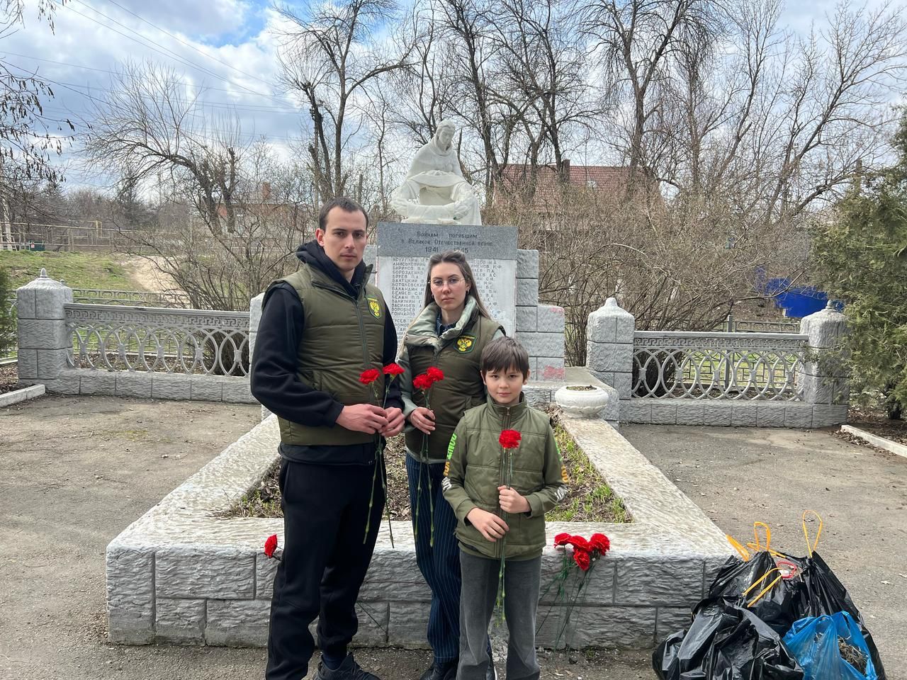 В преддверии праздника Великой Победы Черноморо-Азовским морским управлением Росприроднадзора продолжаются работы по уборке и благоустройству памятников и воинских захоронений