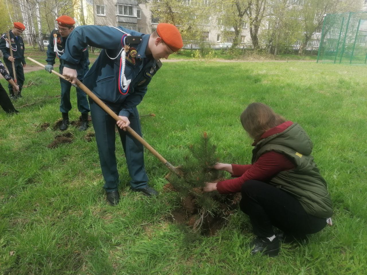 Сотрудники Службы приняли участие в создании «Сада Памяти» на территории костромской школы