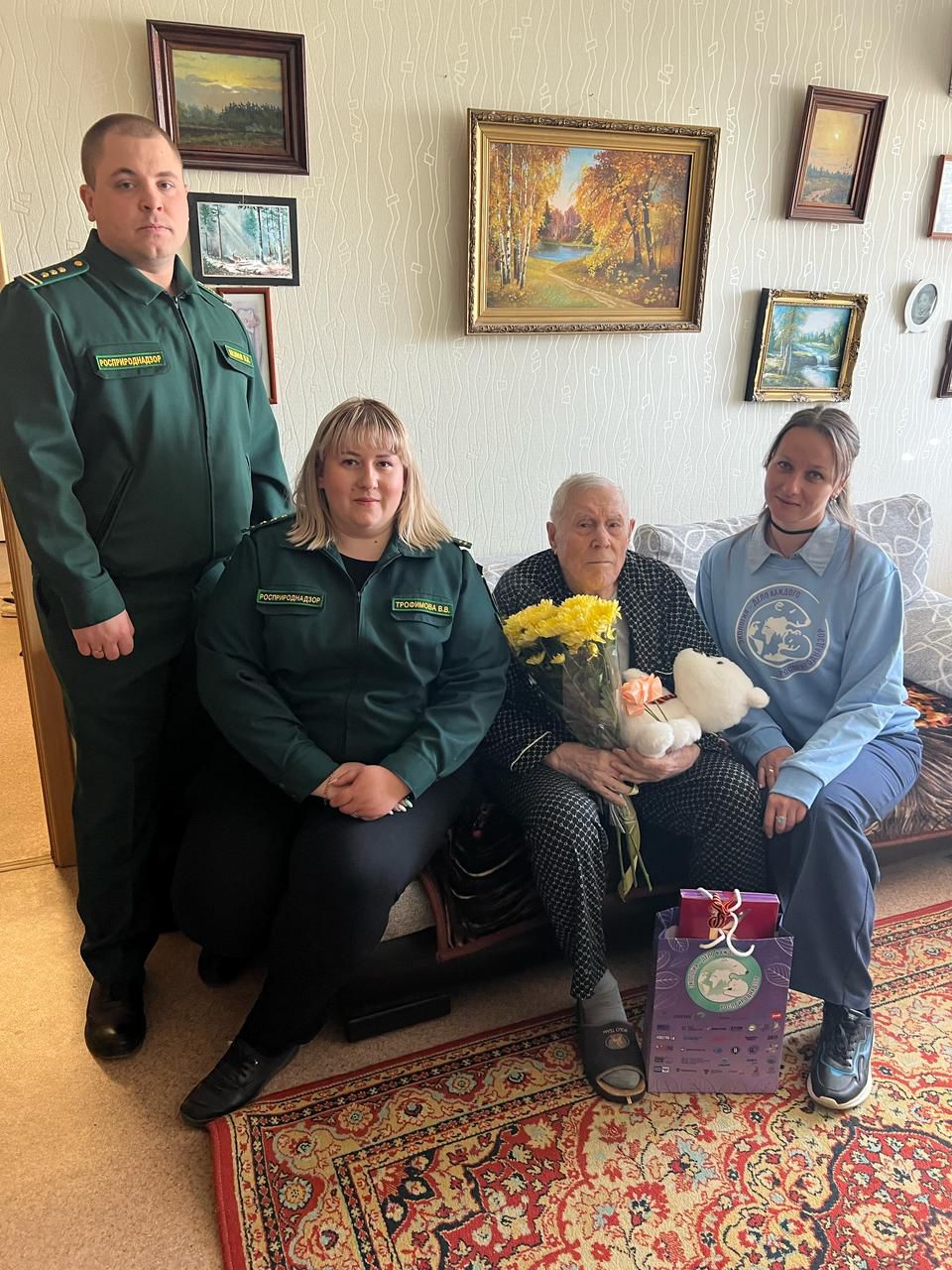 Сотрудники Нижне-Волжского управления Росприроднадзора поздравили ветерана Великой Отечественной войны в г.Волгограде 