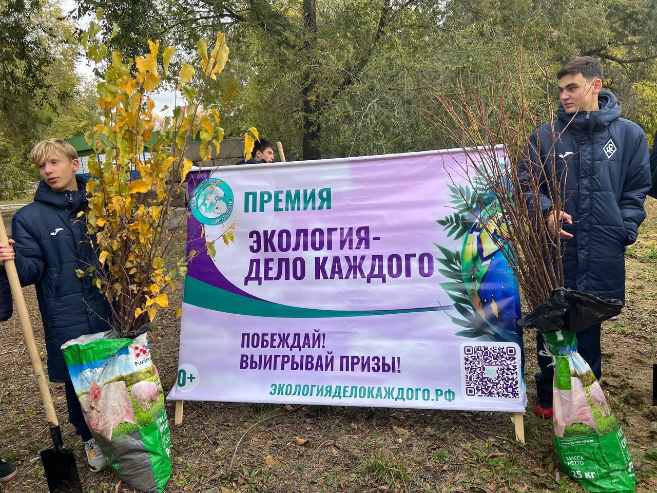 Сотрудники Межрегионального управления Росприроднадзора по Самарской и Ульяновской областям совместно с юными футболистами и их наставниками посадили деревья