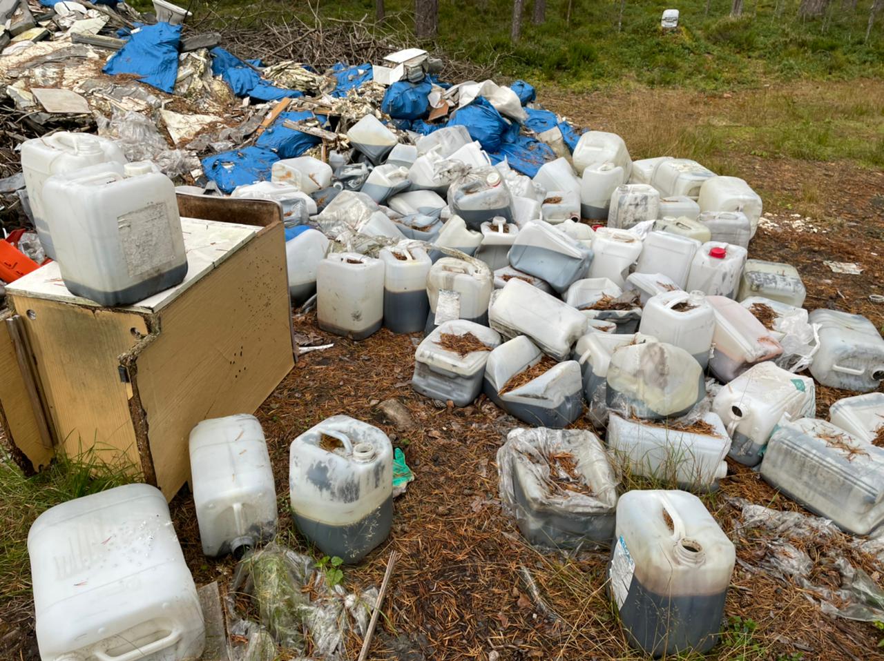 Общественный экоинспектор выявил свалку канистр с жидкостью темного цвета в лесу под Петербургом