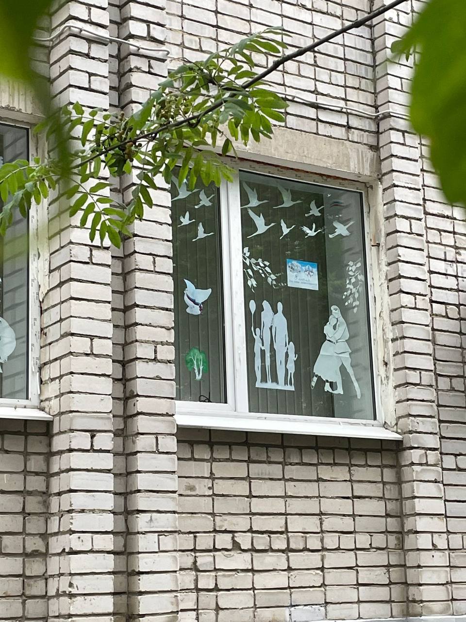 Украшение подразделения сохраняется на входной группе и после праздника Дня семьи, любви и верности