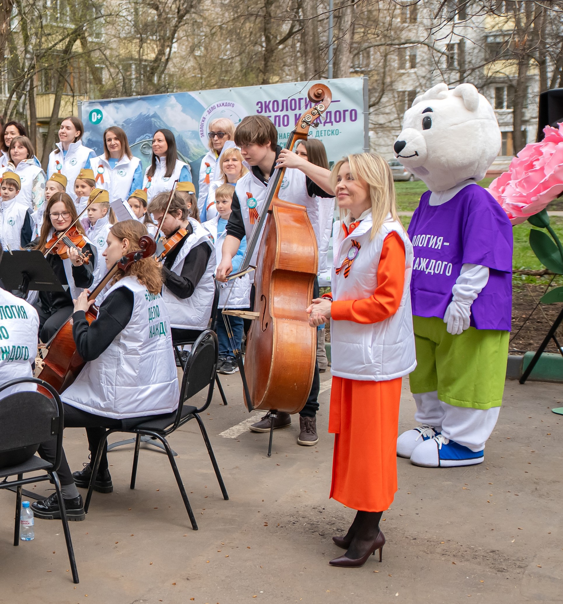 Участники премии «Экология – дело каждого» провели концерт под окнами фронтовика