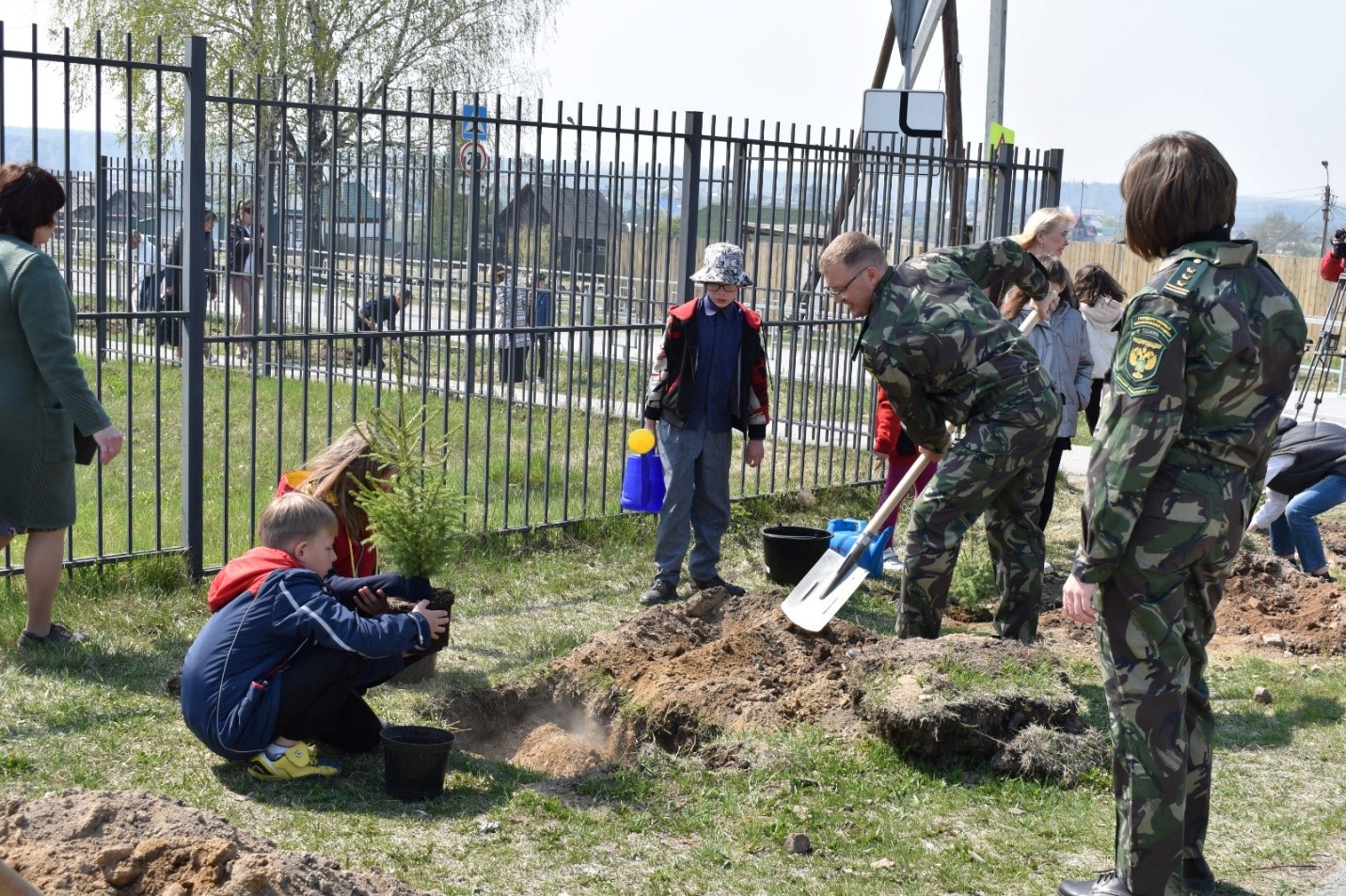 В уральском городе Березовский сотрудники Росприроднадзора вместе со школьниками посадили деревья