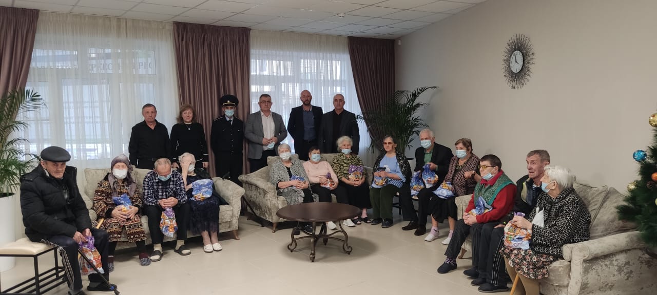 В Карачаево-Черкесии Росприроднадзор в рамках акции «Елка желаний» вручил 75 подарков 