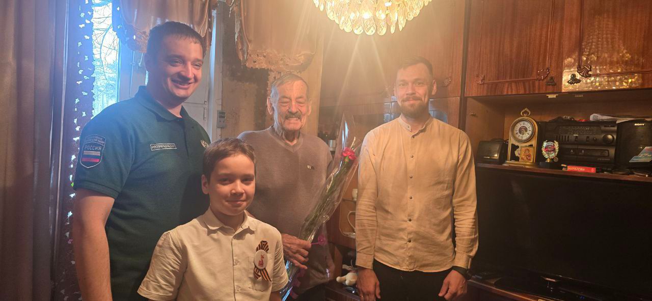 В Ноябрьске сотрудники Северо-Уральского межрегионального управления Росприроднадзора поздравили «детей Великой Отечественной Войны» с Днем Победы 