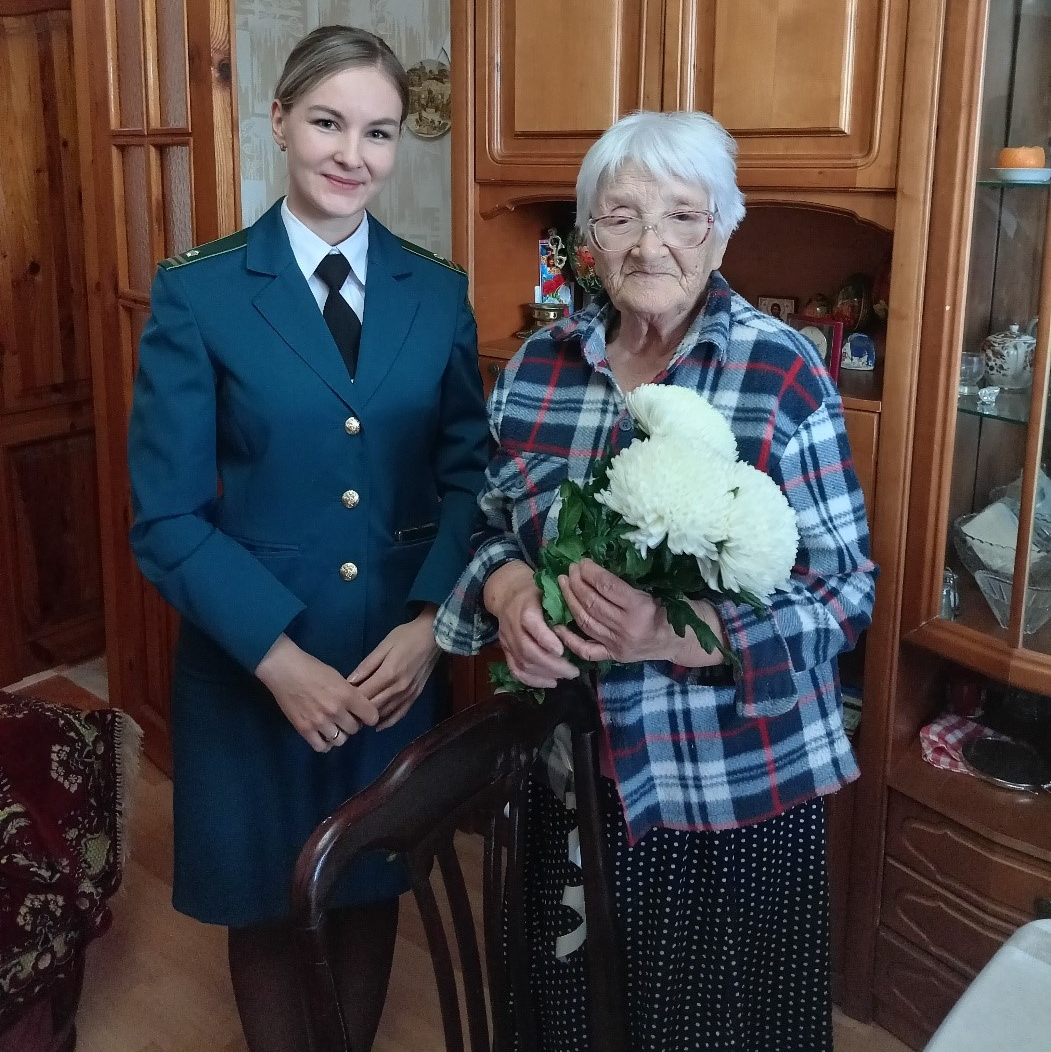 Сотрудники Росприроднадзора ветерана, жительницу Смоленщины Елену Топилину с наступающим Праздником