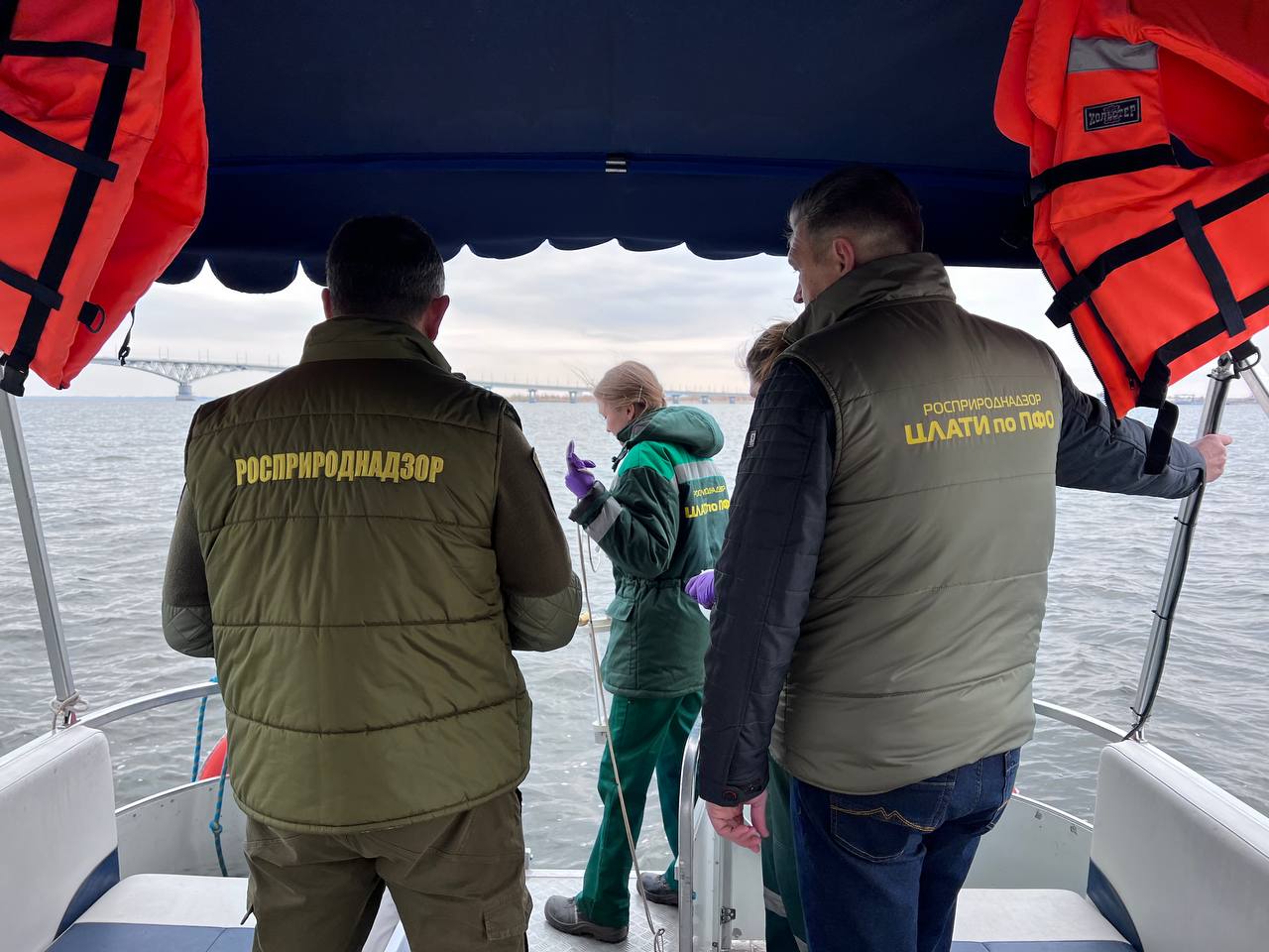 Росприроднадзор совместно с ЦЛАТИ осуществили отбор проб в местах предполагаемого загрязнения р.Волга в границах Саратовской области