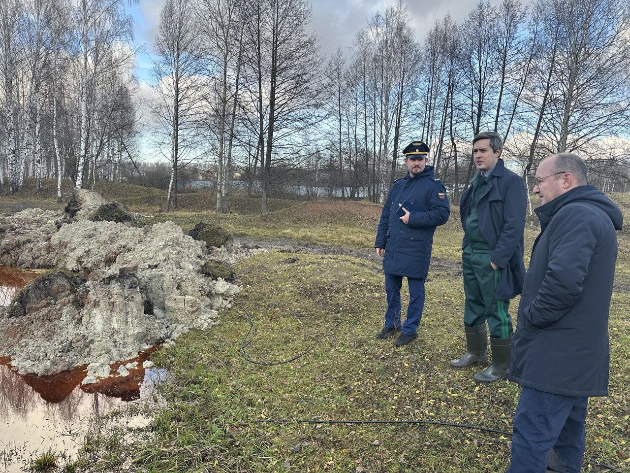 Инспекторы Росприроднадзора работают на месте разлива нефтепродуктов в Кстовском районе Нижнего Новгорода