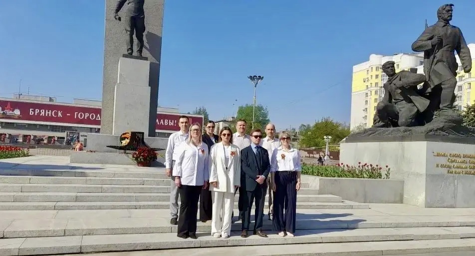 Сотрудники Приокского межрегионального управления Росприроднадзора возложили цветы в Вечному огню на Площади Партизан в городе Брянске