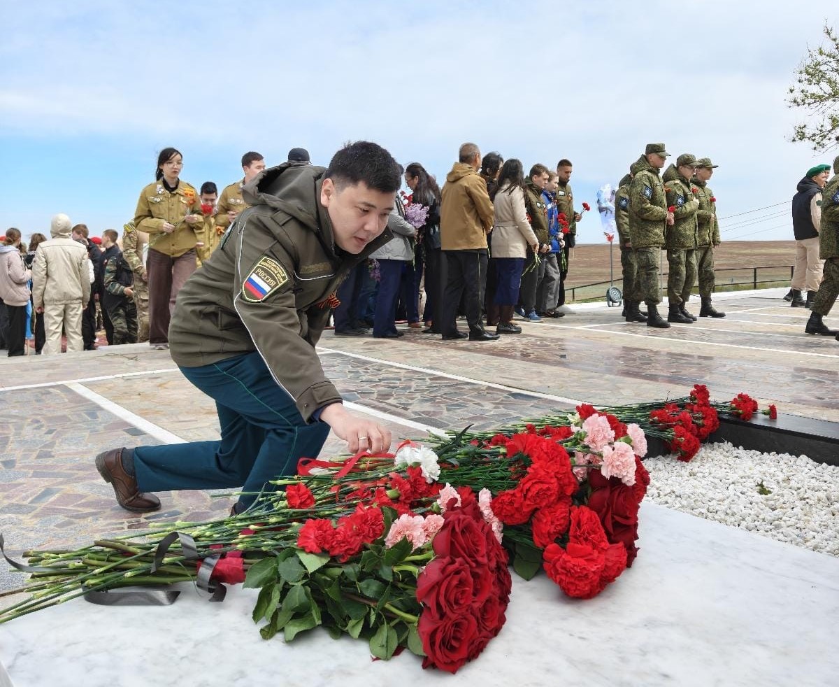 Сотрудники Росприроднадзора возложили цветы на мемориале воинам 28-й армии в Республике Калмыкия
