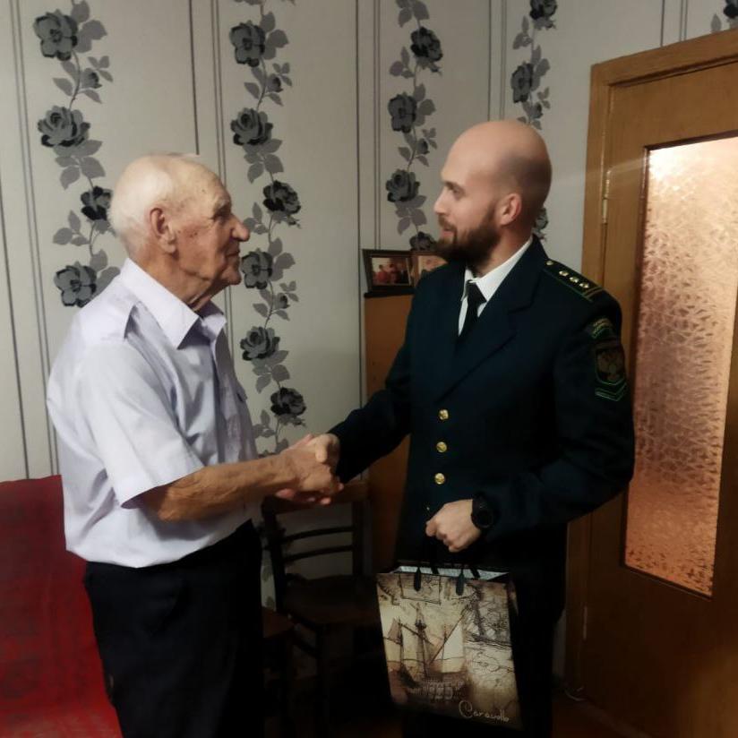 Сотрудники СЗМУ Росприроднадзора поздравили с наступающими праздниками ветерана труда Николая Корябкина