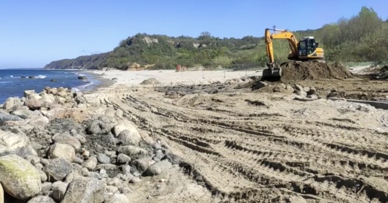 Росприроднадзор по СЗФО выявил факт размещения автопокрышек на берегу Балтийского моря