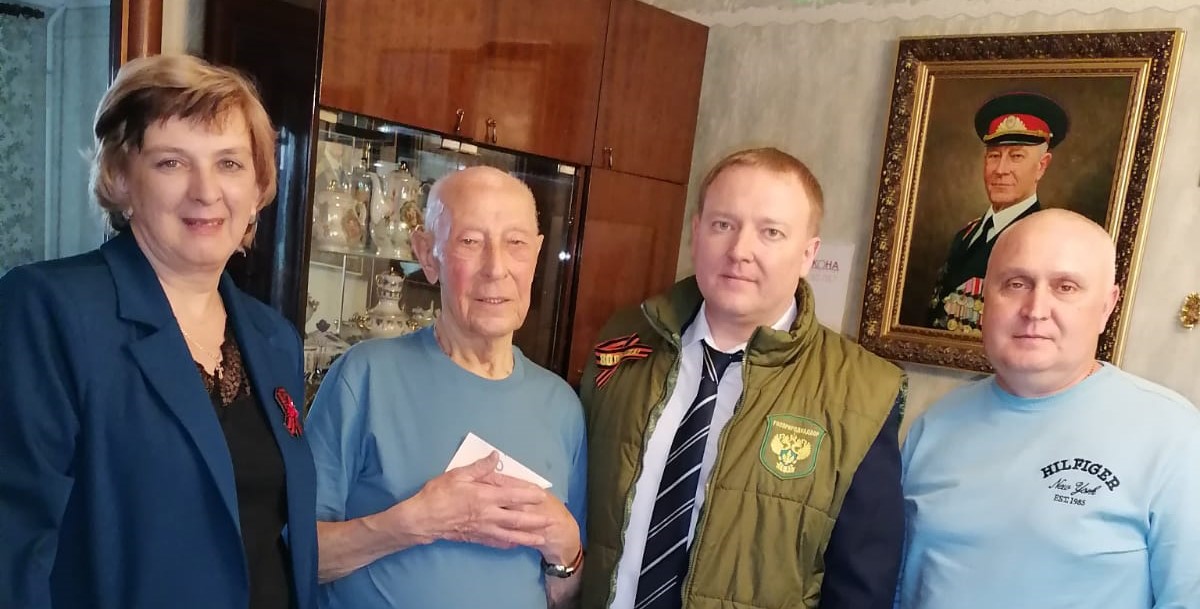 Сотрудники МУ Росприроднадзора по г. Москве и Калужской области поздравили ветерана Великой Отечественной войны Владимира Васильевича Янгорева в рамках акции «Игрушка ветерану».