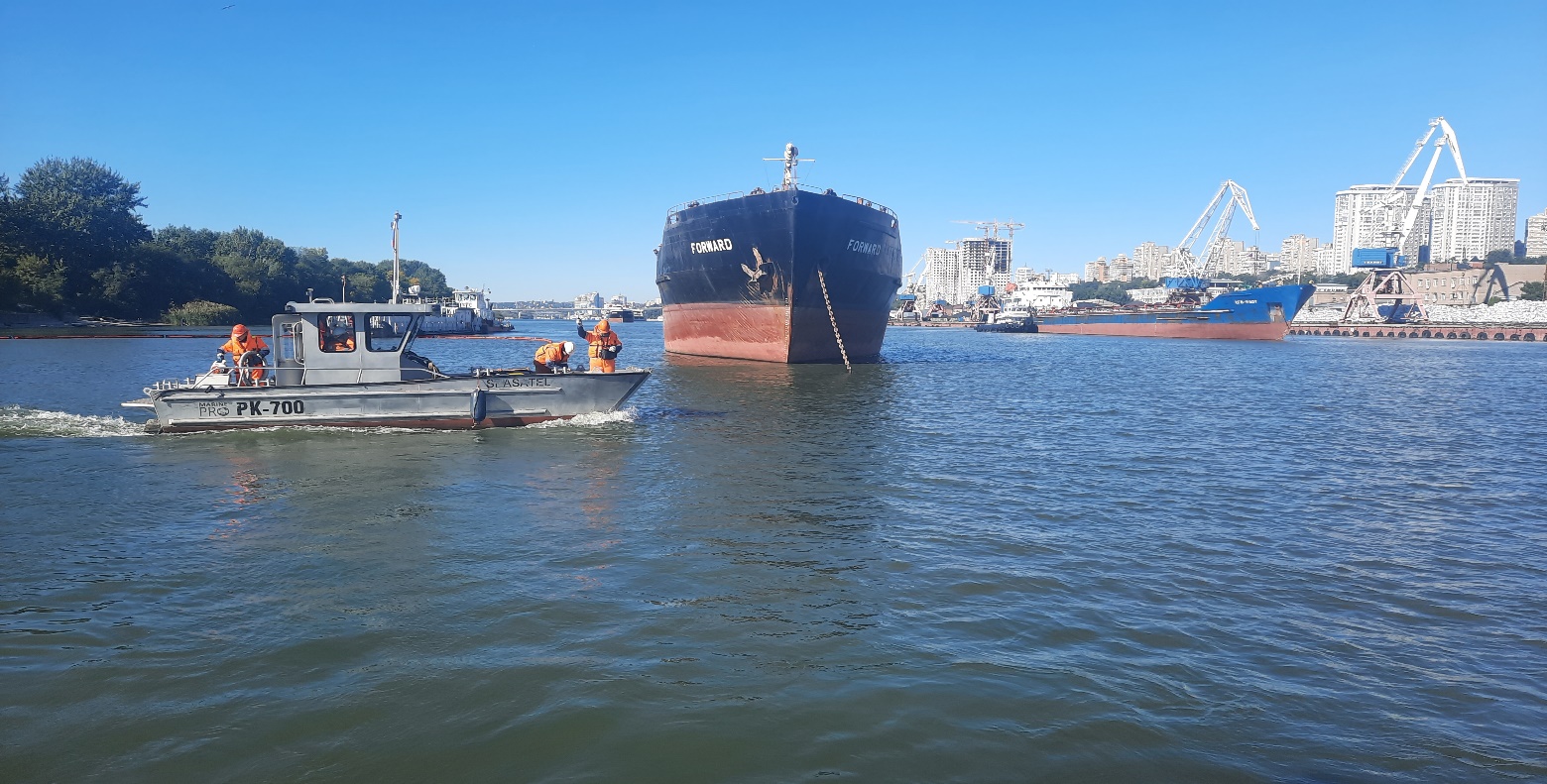 Специалисты Росприроднадзора приняли участие в тренировочных учениях по ликвидации аварийных разливов нефтепродуктов в морском порту Ростов-на-Дону