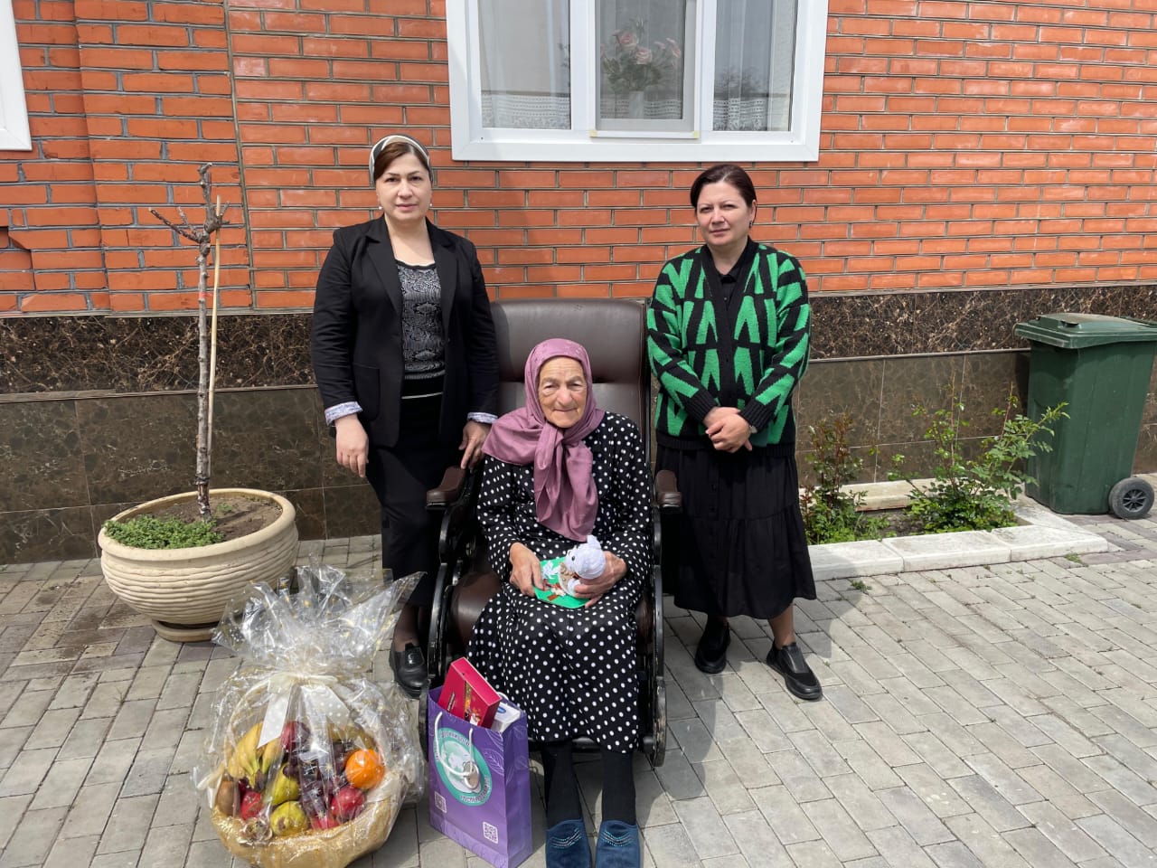 Сотрудники Северо-Кавказского управления Росприроднадзора поздравили ветерана Великой Отечественной войны Хамхоеву Хажиру Генардакиевну с наступающим Днем Победы!